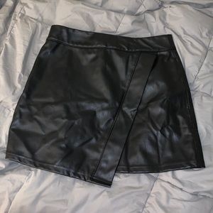 BLACK LEATHER SKIRT! Size medium!